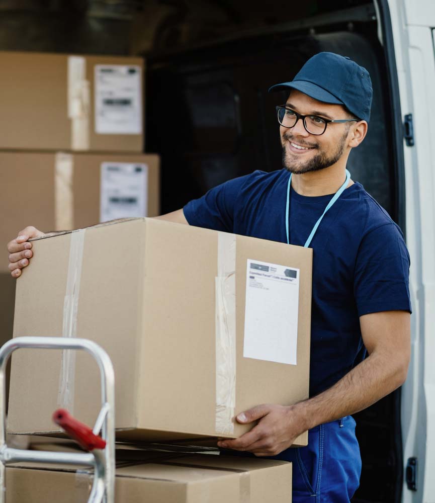 Paketbote liefert per Dropshipping Ware aus