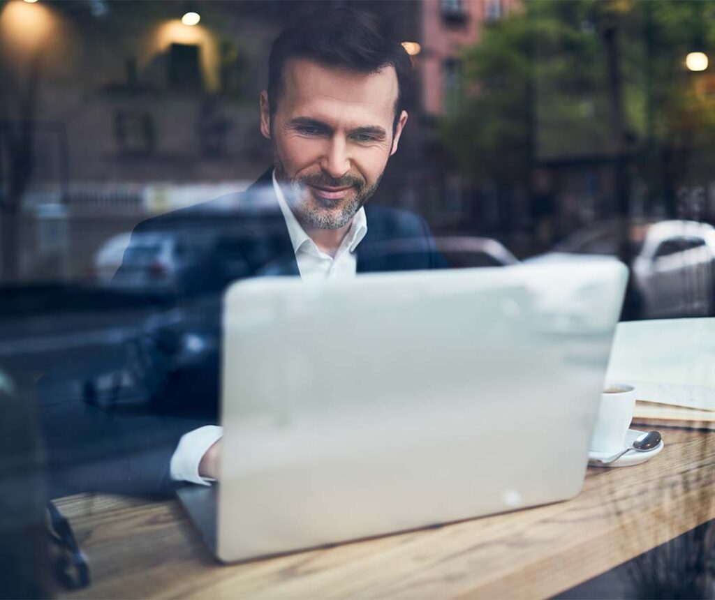 Beispiel vom Modern Workplace - Remote Work in einem Café